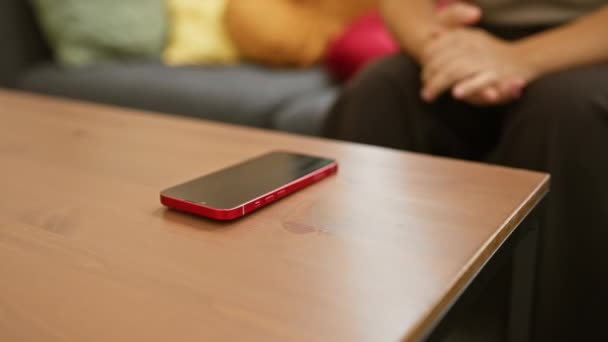Smartphone Enfocado Una Mesa Madera Con Una Mujer Borrosa Acogedor — Vídeos de Stock