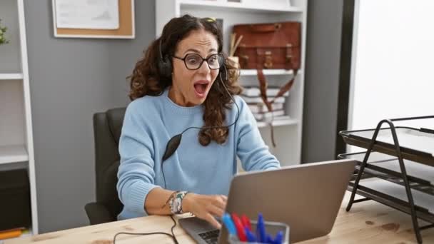 Mulher Excitada Com Fones Ouvido Reagindo Local Trabalho Com Laptop — Vídeo de Stock