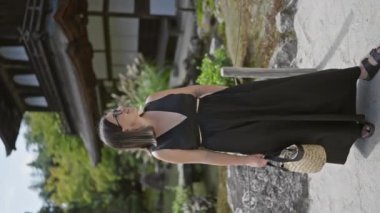 Neşeli, genç İspanyol kadın, gözlüklü, rahat bir şekilde güzel, poz veriyor ve neşeli bir şekilde gülümsüyor ginkaku-ji tapınağının, kyoto, japan 'ın huzurlu çevresini keşfederken
