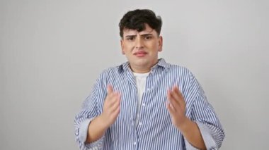 Çizgili tişörtlü utangaç genç adam parmaklarının arasından dikizliyor. Yüzü korkuyla örtülmüş, gözleri şokla kaplanmış, beyaz bir arka planda..