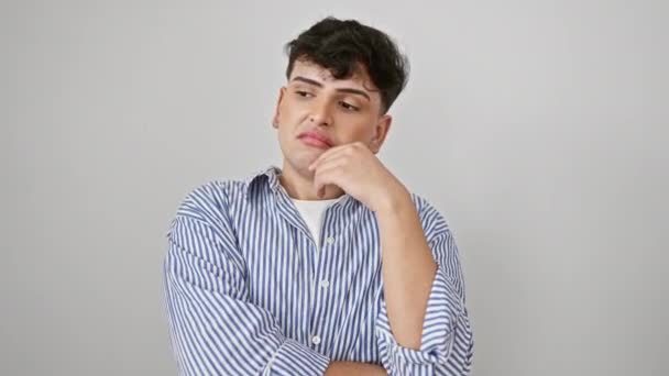 Страшный Молодой Человек Полосатой Рубашке Глубоко Мыслях Пальцы Подбородке Глядя — стоковое видео