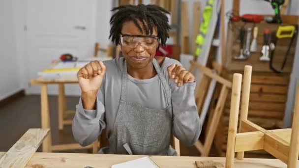 Femeie Tânără Mândră Ochelari Protecție Atelierul Tâmplărie Uimitor Emoționantă Timp — Videoclip de stoc