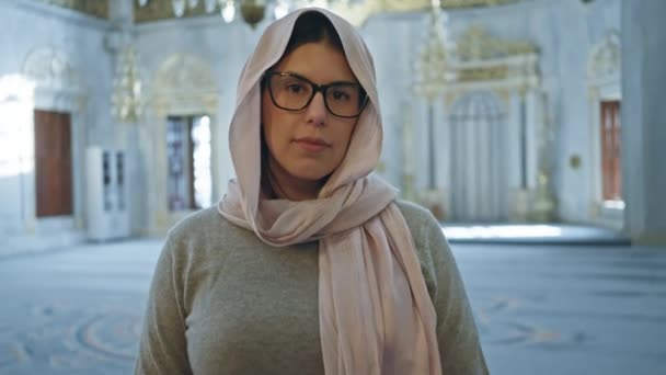 Uma Mulher Contemplativa Vestindo Óculos Hijab Fica Dentro Uma Mesquita — Vídeo de Stock