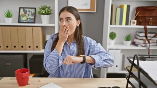 若いヒスパニック系の女性は ショックを受け恐れ オフィスのミスを驚かせて手で彼女の口を覆います 屋内職場の中で恐怖 ショック 沈黙の美しい表現 — ストック動画