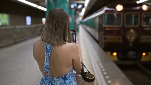 プラットフォーム上の素晴らしいブルネットヒスパニック女性は 彼女のスマートな携帯電話上の鉄道駅の喧騒を記録することに興奮し 公共交通機関のライフスタイルのリズムをキャプチャ — ストック動画