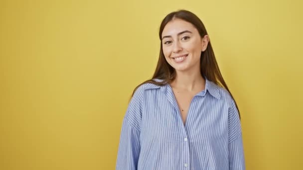 Χαρούμενη Νεαρή Ισπανίδα Γυναίκα Που Δίνει Την Έγκρισή Της Χαμογελώντας — Αρχείο Βίντεο