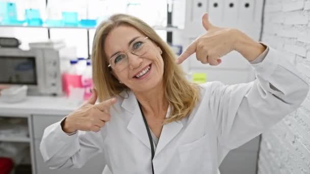 Fröhliche Blonde Wissenschaftlerin Mittleren Alters Zeigt Freudig Auf Ihre Perfekten — Stockvideo