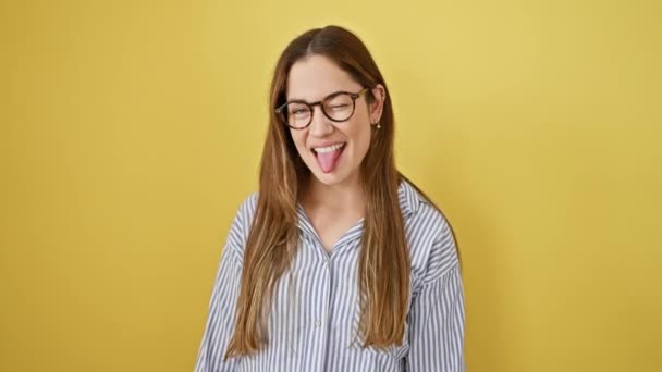 Neşeli Genç Bir Kadın Çılgınca Komik Bir Ifade Sergileyerek Dilini — Stok video