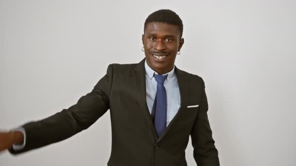 Χαμογελώντας Αφροαμερικάνος Κοστούμι Που Δείχνει Νούμερο Ένα Σημάδι Δείχνοντας Αυτοπεποίθηση — Αρχείο Βίντεο