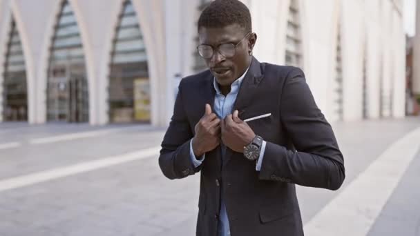 Důvěryhodný Obchodník Stojící Moderním Městském Prostředí Brýlích Obleku — Stock video