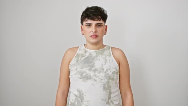 Giovane Scioccato Indossando Alla Moda Senza Maniche Shirt Piedi Nella — Video Stock