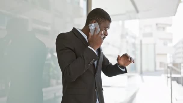 Hombre Negocios Estresado Traje Usando Teléfono Inteligente Una Calle Ciudad — Vídeo de stock