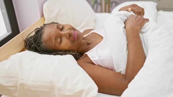 Una Mujer Negra Sonriente Descansando Cómodamente Dormitorio Con Ropa Cama — Vídeos de Stock