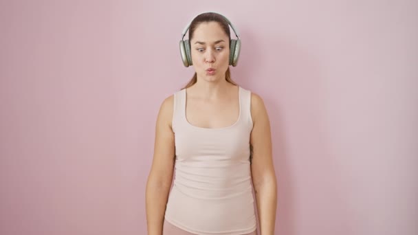 Komische Junge Frau Mit Blauen Augen Angezogen Sportkleidung Kopfhörer Verrückt — Stockvideo