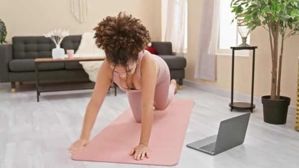 Mujer Joven Practicando Yoga Casa Centrándose Equilibrio Una Pose Perro — Vídeo de stock