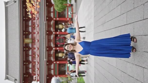 Vreugdevolle Spaanse Vrouw Bril Met Open Armen Rondkijkend Senso Tempel — Stockvideo