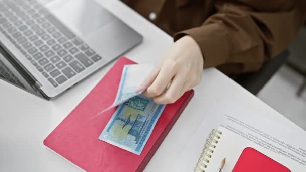 Крупный План Венгерских Банкнот Паспорте Рядом Ноутбуком Офисной Обстановке Изображающий — стоковое видео