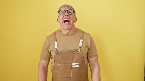 Grijsharige Man Van Middelbare Leeftijd Met Een Bril Die Gek — Stockvideo