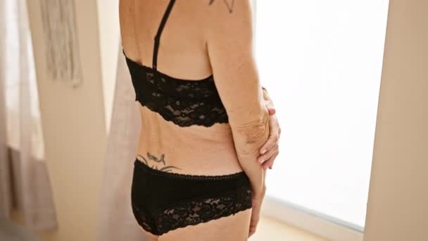 Mujer Madura Con Tatuaje Usando Lencería Posa Pensativamente Interior Dormitorio — Vídeo de stock