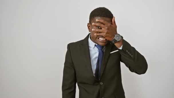 Смущенный Африканский Американец Костюме Пойманный Подглядывающим Закрывающий Лицо Рукой Глаза — стоковое видео