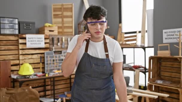 Konzentrierter Mann Mit Brille Mit Smartphone Überlasteter Holzwerkstatt — Stockvideo