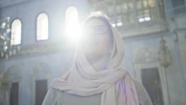 Lächelnde Frau Mit Hijab Und Brille Bewundert Moschee Interieur Istanbul — Stockvideo