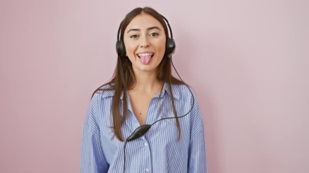 Молодой Безумно Веселый Испаноязычная Женщина Высовывая Язык Демонстрирует Уморительное Выражение — стоковое видео
