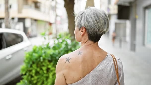Зріла Елегантна Жінка Сірим Волоссям Татуюваннями Йдуть Сонячній Вулиці Міста — стокове відео