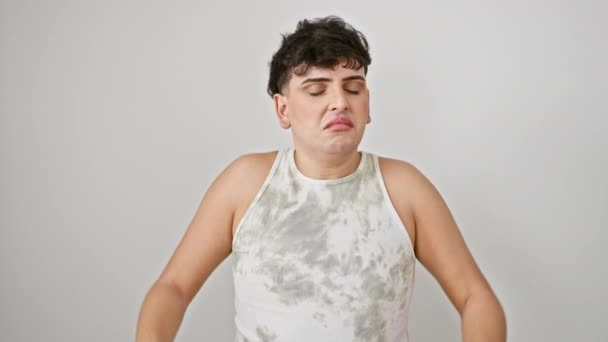 Jovem Desconcertado Camiseta Sem Mangas Encolhendo Ombros Com Expressão Confusa — Vídeo de Stock