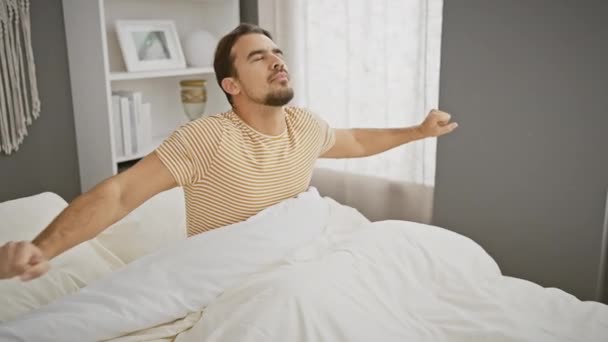 남자가 신선함과 에너지로 하루를 침실에서 스트레칭과 — 비디오