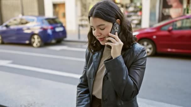 Spaanse Vrouw Aan Het Praten Smartphone Stad Straat — Stockvideo