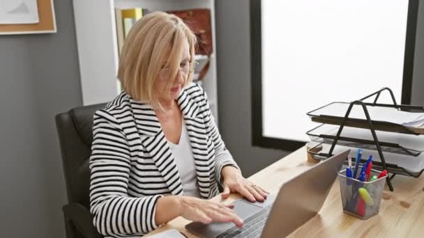Çizgili Ceketli Beyaz Bir Kadını Ofis Masasına Dizüstü Bilgisayarla Uzanıp — Stok video