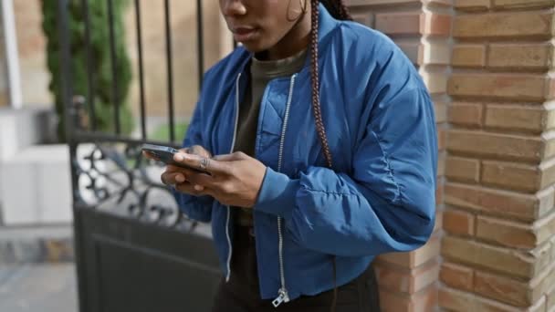 Confident African Woman Braids Using Smartphone City Street — Stock Video
