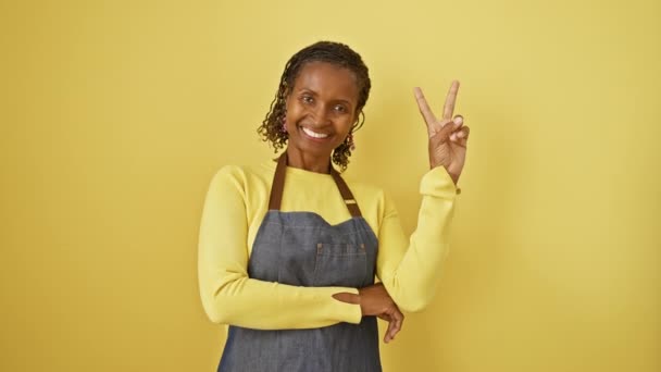 Medelålders Afrikansk Amerikansk Kvinna Bär Förkläde Stående Leende Med Glada — Stockvideo