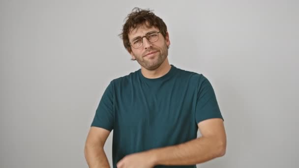 Homem Hispânico Jovem Nervoso Com Expressão Cética Usando Óculos Geadas — Vídeo de Stock