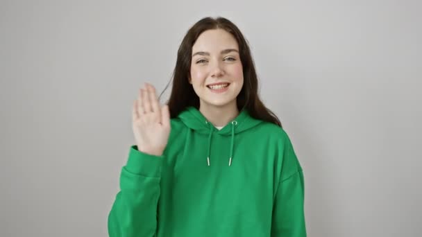 Fröhliche Junge Frau Bequemen Sweatshirt Stehend Und Mit Freudigem Lächeln — Stockvideo