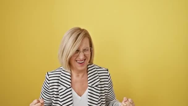 Joyful Middle Age Blonde Woman Victorious Striped Jacket Busts Out — Stock Video