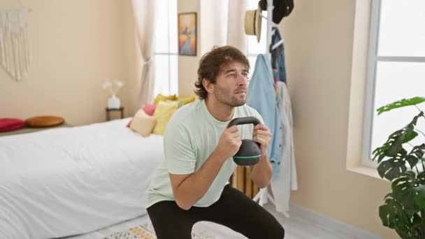 Seorang Pria Berjanggut Muda Berolahraga Dengan Kettlebell Interior Kamar Tidur — Stok Video