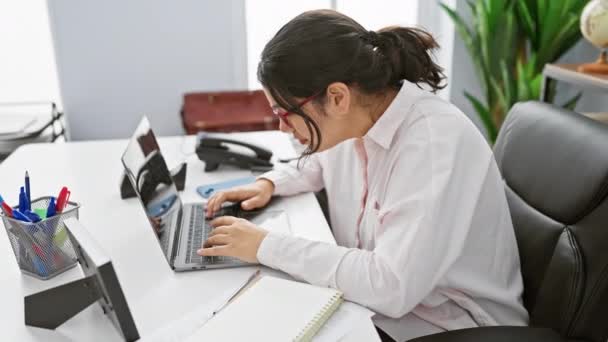 一位在办公室里惊慌失措的年轻女士一边摸着脖子一边在笔记本电脑上工作 显得很不舒服 — 图库视频影像