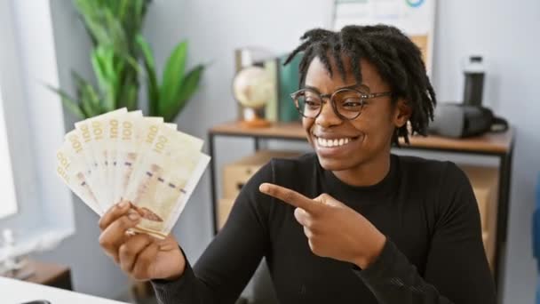 Rasta Bukleli Neşeli Siyah Kadın Ofiste Danimarka Kronu Banknotları Sergiliyor — Stok video