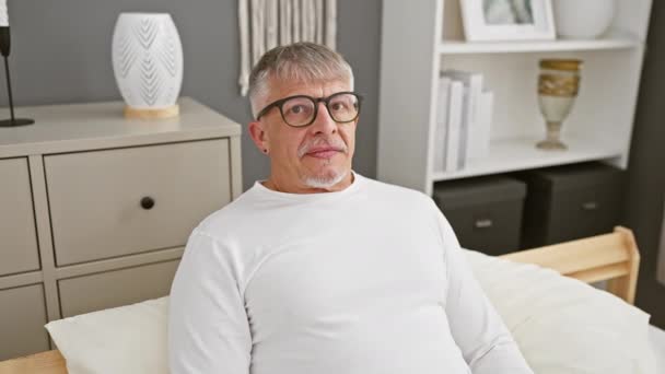 Neşeli Gri Saçlı Orta Yaşlı Adam Rahat Odasında Pijama Giyerken — Stok video