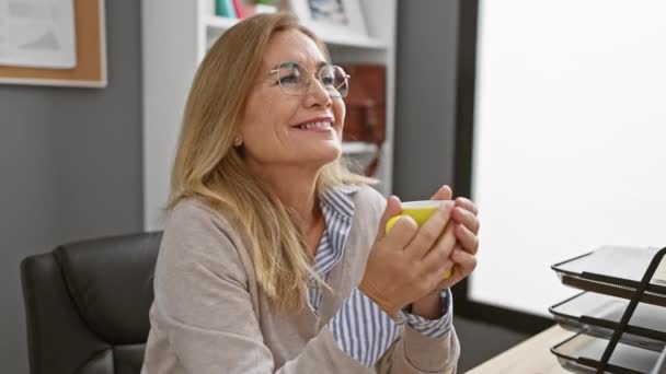 Smiling Blonde Woman Enjoying Coffee Break Modern Office — Stock Video