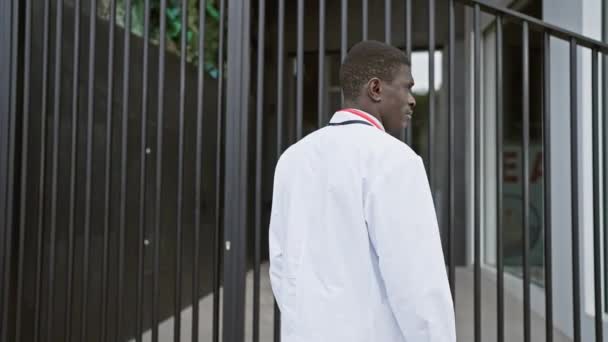 一名身穿白衣 双手交叉地站在诊所前的自信男医生的画像 — 图库视频影像