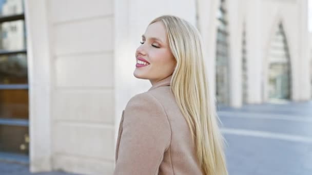 Sebevědomá Mladá Žena Blond Vlasy Úsměvem Elegantním Kabátu Slunné Městské — Stock video