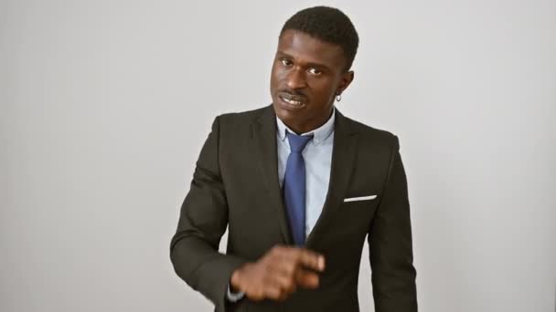 Розлючений Афроамериканський Чоловік Костюмі Стоїть Ізольовано Білому Розчаровані Кулаки Підняті — стокове відео