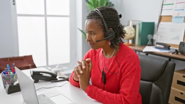 Kulaklık Takan Profesyonel Bir Siyahi Kadın Modern Ofis Ortamında Bilgisayarına — Stok video