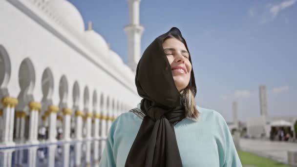 Uśmiechnięta Kobieta Hidżabie Wielkim Meczecie Szejka Zayeda Abu Dhabi Uae — Wideo stockowe