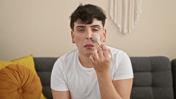 Ένας Νεαρός Άνδρας Βάζει Μακιγιάζ Στο Σπίτι Εστιάζοντας Εντατικά Ένα — Αρχείο Βίντεο