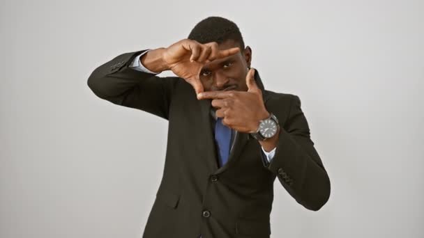 Knappe Afro Amerikaanse Man Zakenpak Staande Tegen Een Geïsoleerde Witte — Stockvideo