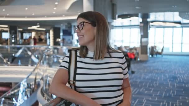 Mujer Sonriente Con Gafas Dentro Crucero Interior Moderno Que Transmite — Vídeos de Stock